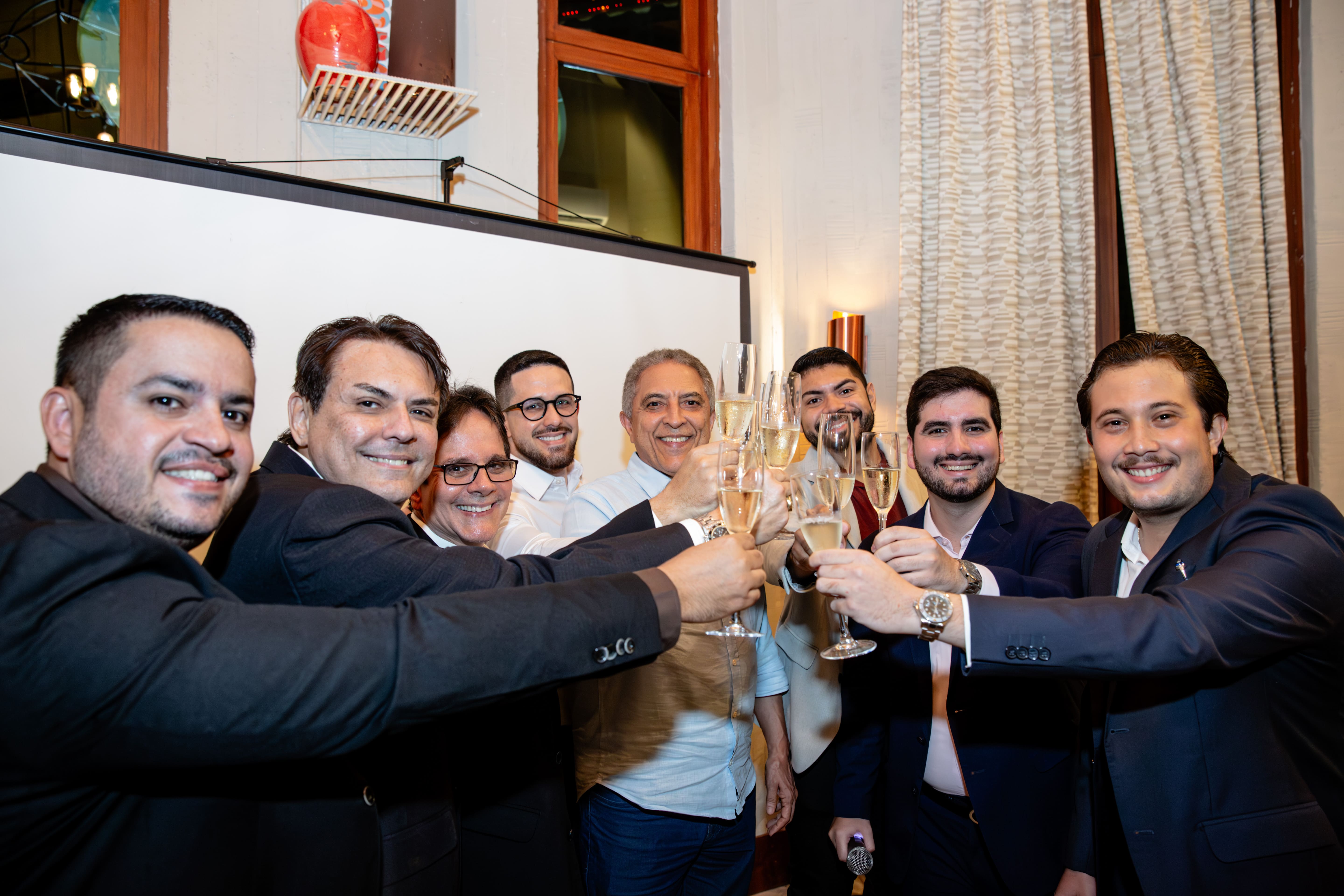 Brinde ao sucesso da AURA.jpg